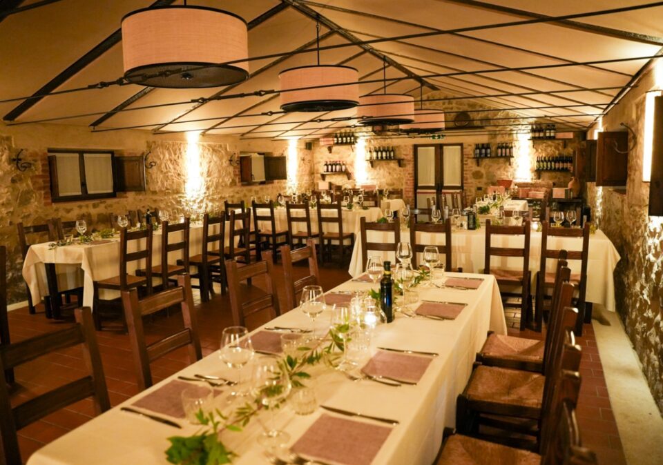 Interni rustici del ristorante agriturismo in Maremma