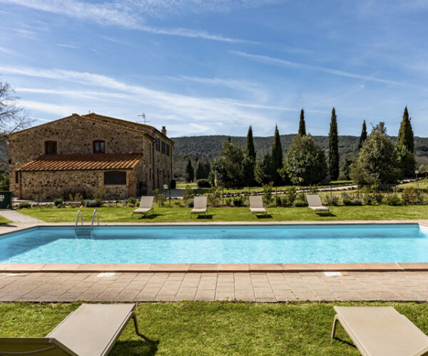 Piscina immersa nella natura del Podere Lame in Maremma