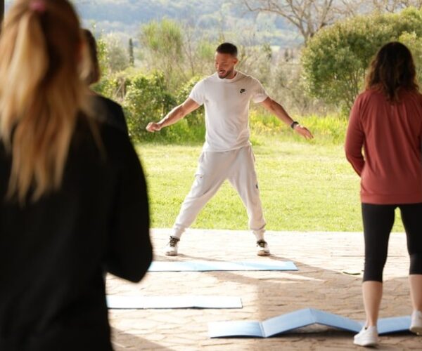 Sessione di yoga aziendale nel verde della campagna toscana