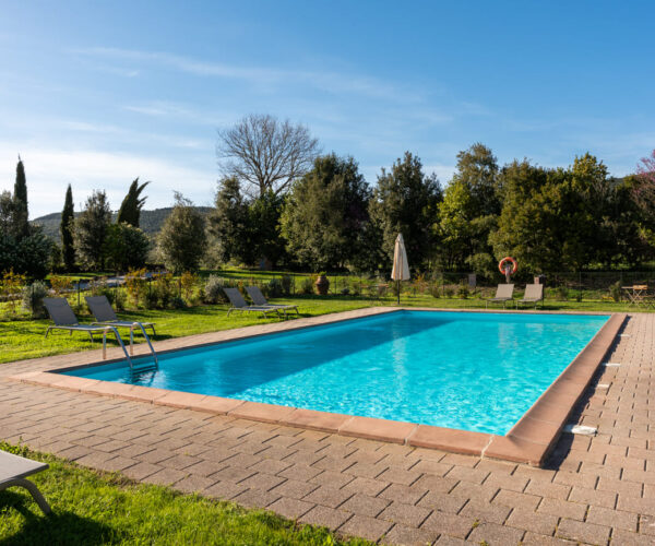 Piscina immersa nella natura del Podere Lame in Maremma