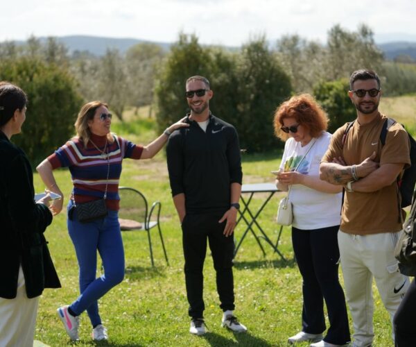 Sessione di yoga aziendale nel verde della campagna toscana
