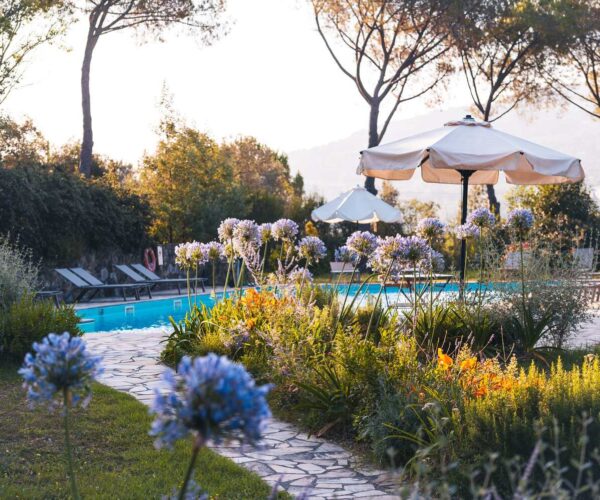 Piscina immersa nel Parco dei Lecci con vista sulla Maremma